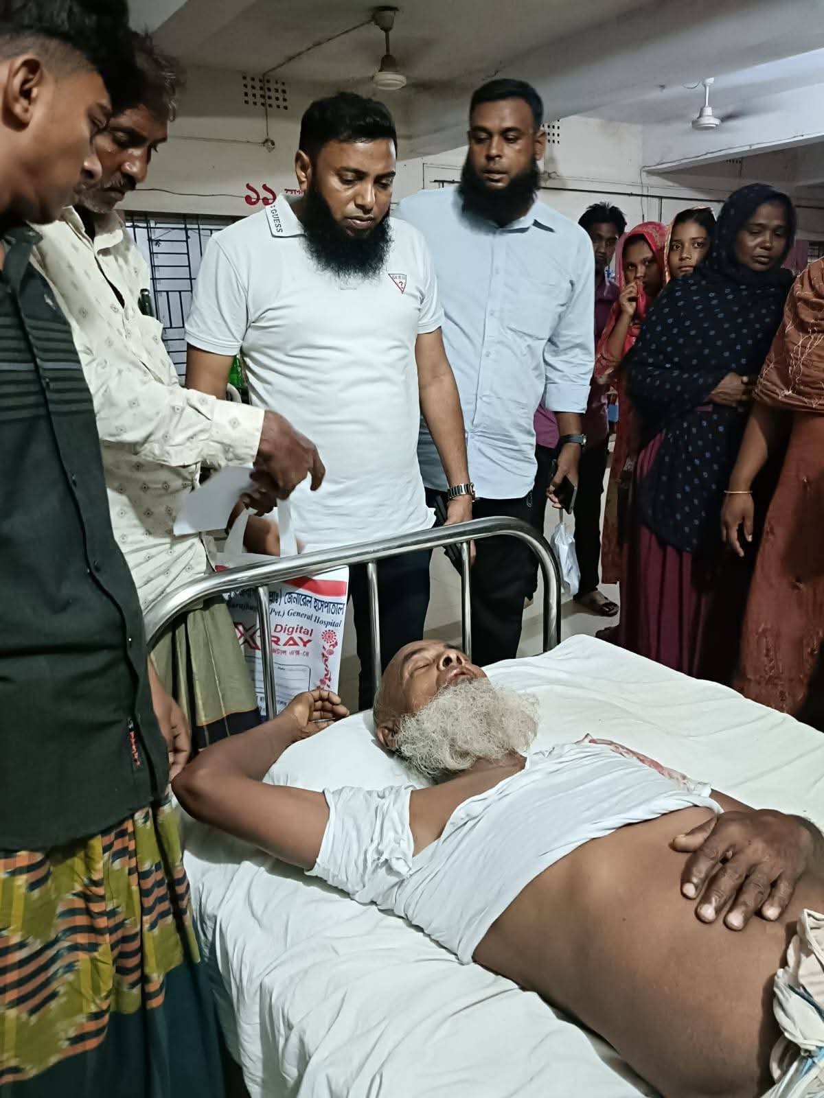 একেই বলে শ্রমিক নেতা,খবর পেয়েই ছুটে গেলেন হাসপাতালে।