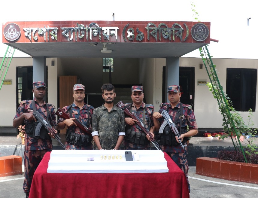 ৪৯ বিজিবির হাতে ৬ টি স্বর্ণের বারসহ বেনাপোলের সিদ্দিক আটক।