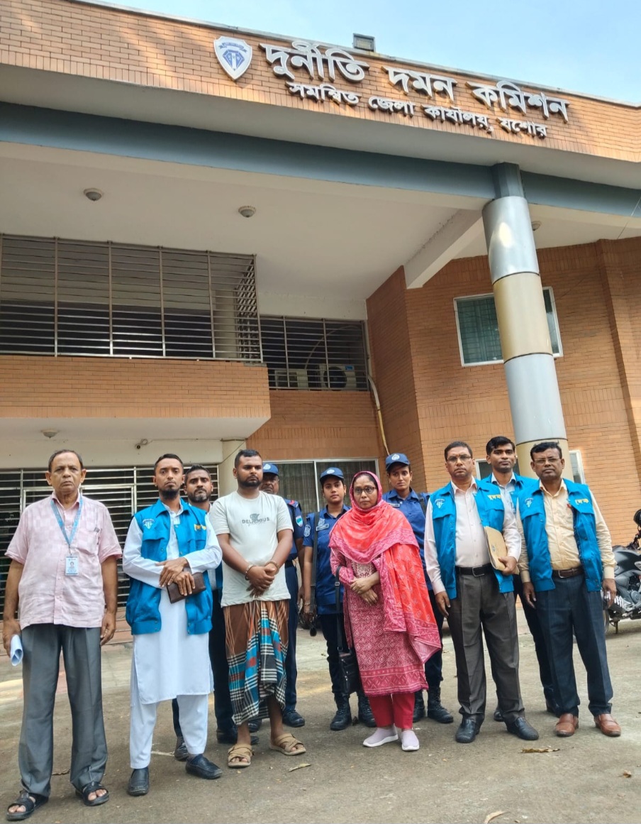 বেনাপোল দুদকের হাতে আটক কাস্টমস কর্মকর্তাসহ দুইজনের বিরুদ্ধে সাতদিনের রিমান্ড আবেদন।